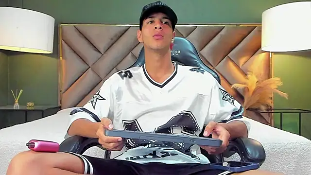 Snapshot of Tyler_Rodriguez chatting on 10/08/25, 09:56 Tyler Rodriguez online show from 10/08/25, 09:56