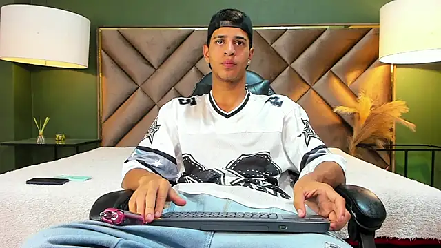 Snapshot of Tyler_Rodriguez chatting on 10/09/25, 09:02 Tyler Rodriguez online show from 10/09/25, 09:02