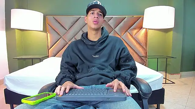 Snapshot of Tyler_Rodriguez chatting on 10/23/25, 09:57 Tyler Rodriguez online show from 10/23/25, 09:57