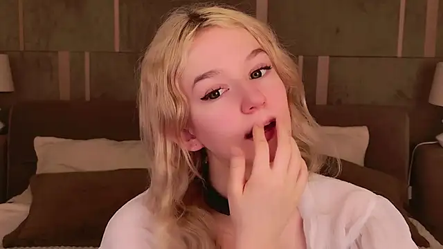 Snapshot of NaomiLoys chatting on 03/10/25, 04:17 NaomiLoys online show from 03/10/25, 04:17