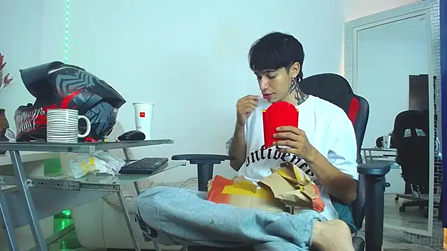 Zacktk7 online show from 12/25/24, 09:33