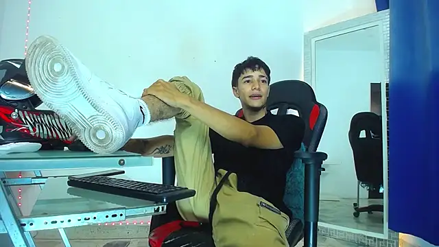 Zacktk7 online show from 12/31/24, 02:19