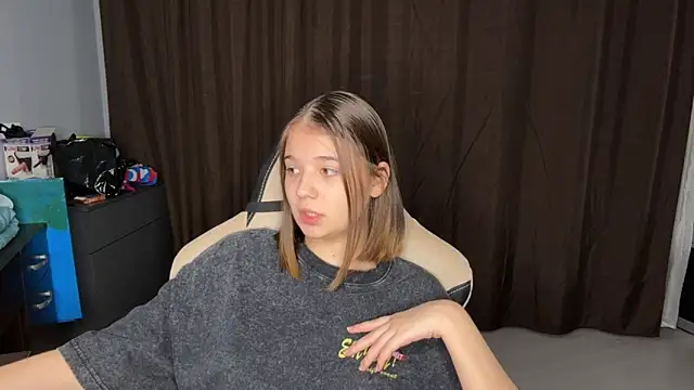 Snapshot of Leela_sun chatting on 12/17/24, 06:20 Leela sun online show from 12/17/24, 06:20