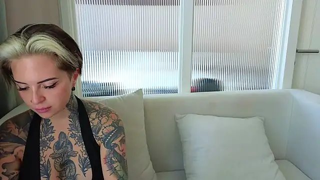 Snapshot of Alexandersonxo chatting on 04/27/26, 02:20 Alexandersonxo online show from 04/27/26, 02:20