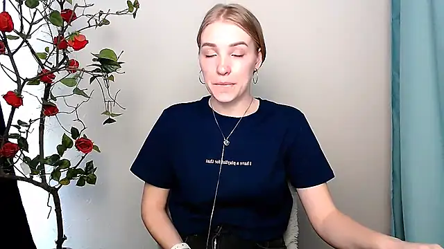 Snapshot of Queen_ofLove chatting on 03/17/26, 11:46 Queen ofLove online show from 03/17/26, 11:46