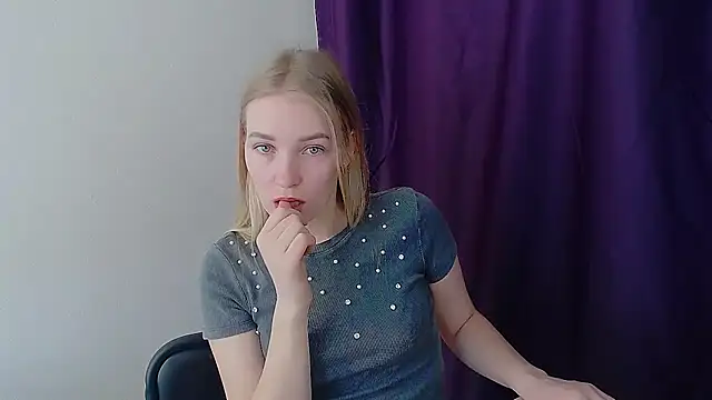 Snapshot of Queen_ofLove chatting on 03/31/26, 07:42 Queen ofLove online show from 03/31/26, 07:42