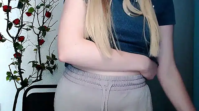 Snapshot of Queen_ofLove chatting on 04/01/26, 01:41 Queen ofLove online show from 04/01/26, 01:41