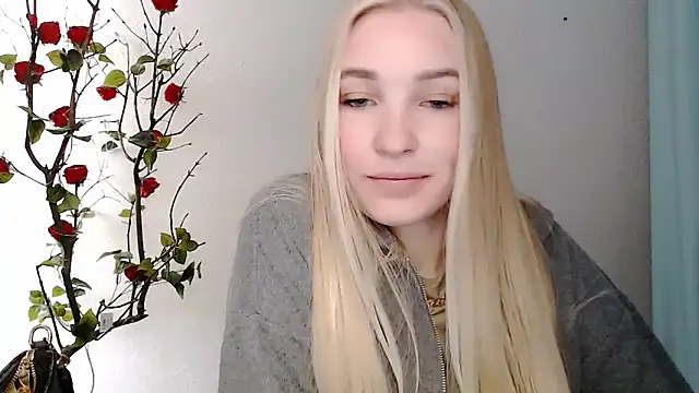 Snapshot of Queen_ofLove chatting on 04/09/26, 12:32 Queen ofLove online show from 04/09/26, 12:32