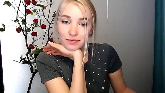 Snapshot of Queen_ofLove chatting on 04/14/26, 12:11 Queen ofLove online show from 04/14/26, 12:11