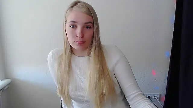 Snapshot of Queen_ofLove chatting on 04/15/26, 07:59 Queen ofLove online show from 04/15/26, 07:59