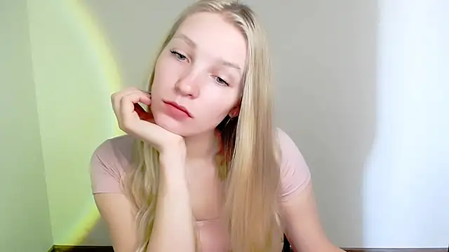 Snapshot of Queen_ofLove chatting on 04/16/26, 08:04 Queen ofLove online show from 04/16/26, 08:04