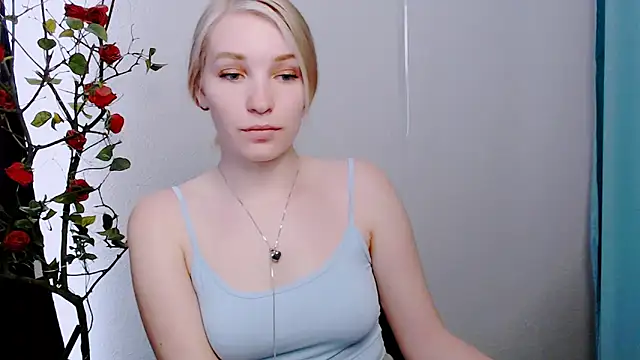 Snapshot of Queen_ofLove chatting on 04/17/26, 01:36 Queen ofLove online show from 04/17/26, 01:36