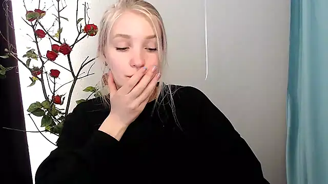 Snapshot of Queen_ofLove chatting on 04/27/26, 02:26 Queen ofLove online show from 04/27/26, 02:26