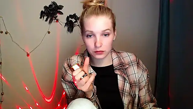 Snapshot of Queen_ofLove chatting on 05/02/26, 05:29 Queen ofLove online show from 05/02/26, 05:29