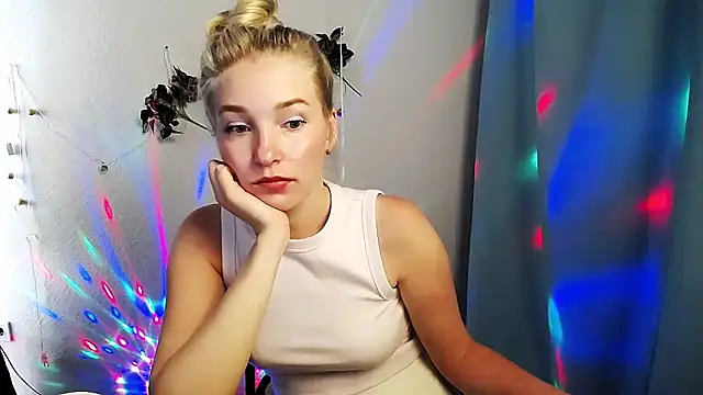 Snapshot of Queen_ofLove chatting on 05/24/26, 11:04 Queen ofLove online show from 05/24/26, 11:04