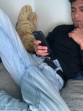 Snapshot of Ryan-hot chatting on 10/30/25, 12:12 Ryan-hot online show from 10/30/25, 12:12