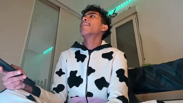 Snapshot of Ryan-hot chatting on 11/30/25, 12:31 Ryan-hot online show from 11/30/25, 12:31