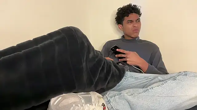 Snapshot of Ryan-hot chatting on 12/03/25, 10:08 Ryan-hot online show from 12/03/25, 10:08