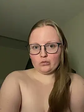 Snapshot of lexie_lilacs chatting on 02/28/25, 12:43 lexie lilacs online show from 02/28/25, 12:43
