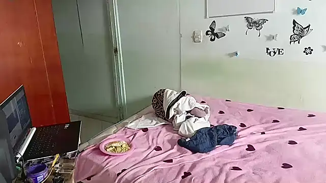 Snapshot of luxandracon23 chatting on 02/14/25, 05:03 luxandracon23 online show from 02/14/25, 05:03