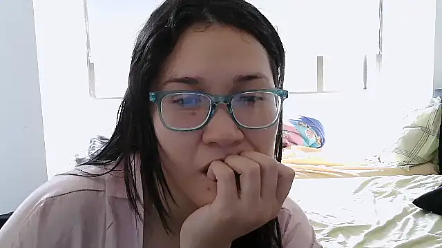 Snapshot of luxandracon23 chatting on 10/16/25, 01:45 luxandracon23 online show from 10/16/25, 01:45