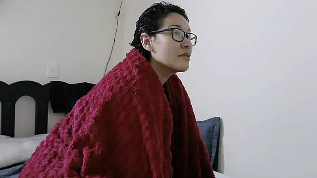 luxandracon23 online show from 05/06/26, 01:49