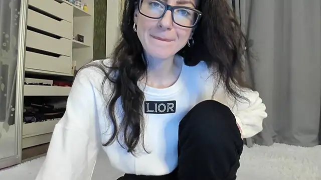 Snapshot of Baby_Jewel chatting on 10/15/25, 10:15 Baby Jewel online show from 10/15/25, 10:15