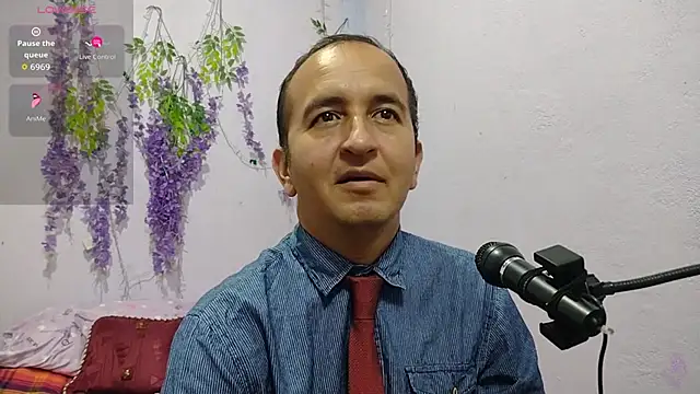 Snapshot of yazforeSolo chatting on 09/23/25, 02:42 yazforeSolo online show from 09/23/25, 02:42