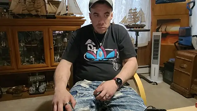 Snapshot of ScubaStevex chatting on 04/13/26, 11:32 ScubaStevex online show from 04/13/26, 11:32