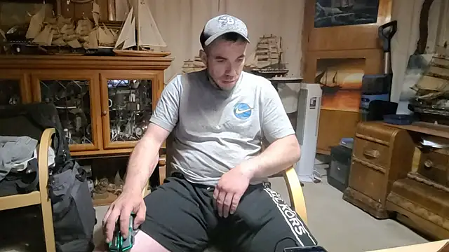 Snapshot of ScubaStevex chatting on 04/20/26, 06:05 ScubaStevex online show from 04/20/26, 06:05