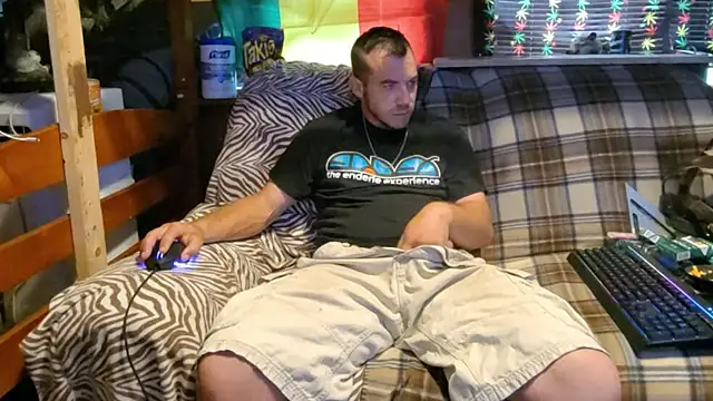 Snapshot of ScubaStevex chatting on 07/28/26, 03:21 ScubaStevex online show from 07/28/26, 03:21