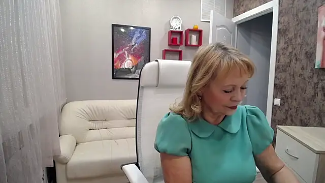Snapshot of Milla_Cutie18 chatting on 10/13/25, 05:29 Milla Cutie18 online show from 10/13/25, 05:29