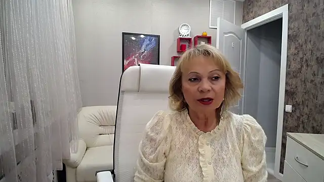 Snapshot of Milla_Cutie18 chatting on 10/15/25, 04:45 Milla Cutie18 online show from 10/15/25, 04:45