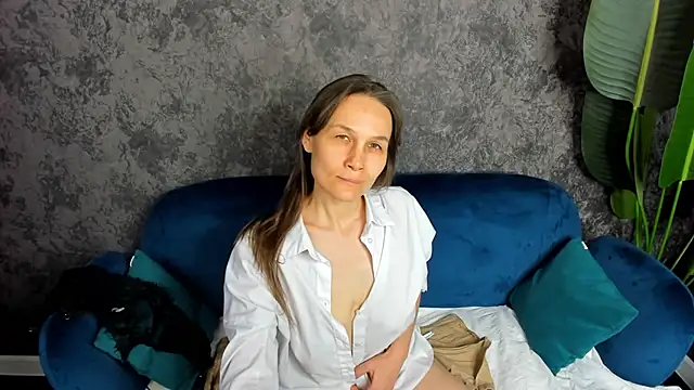 Snapshot of Lillian_White chatting on 02/23/25, 10:39 Lillian White online show from 02/23/25, 10:39