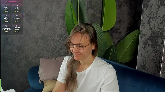 Snapshot of Lillian_White chatting on 09/13/25, 12:43 Lillian White online show from 09/13/25, 12:43