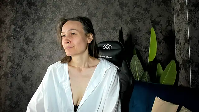 Snapshot of Lillian_White chatting on 10/18/25, 11:49 Lillian White online show from 10/18/25, 11:49