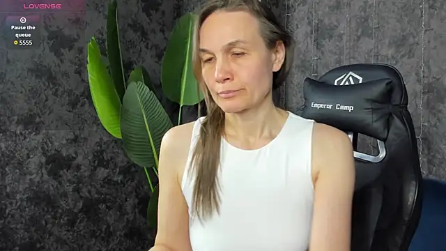 Lillian White online show from 04/07/26, 01:06