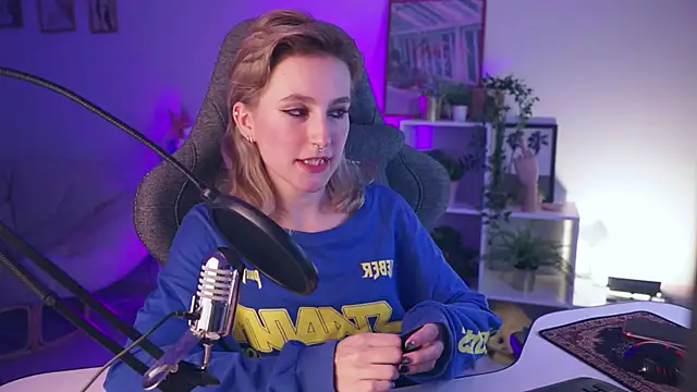 Snapshot of LuxRayi chatting on 12/08/24, 10:14 LuxRayi online show from 12/08/24, 10:14