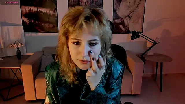 Snapshot of LuxRayi chatting on 12/12/24, 03:05 LuxRayi online show from 12/12/24, 03:05