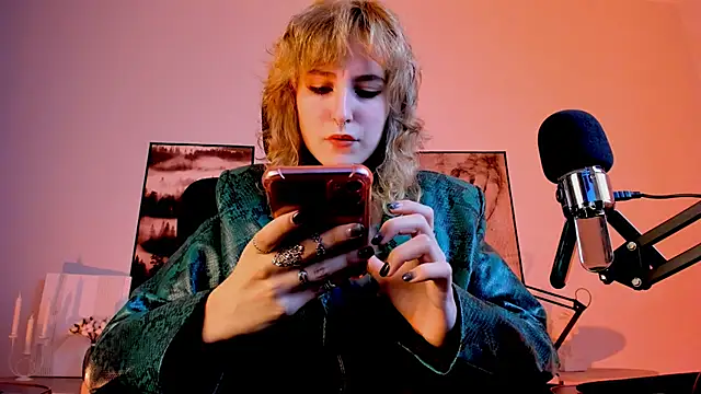 Snapshot of LuxRayi chatting on 12/12/24, 06:10 LuxRayi online show from 12/12/24, 06:10