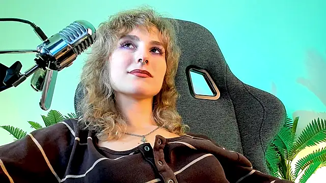 Snapshot of LuxRayi chatting on 12/15/24, 12:07 LuxRayi online show from 12/15/24, 12:07