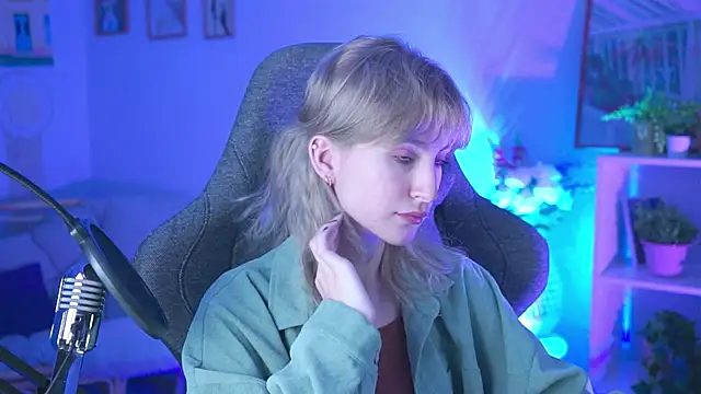 Snapshot of LuxRayi chatting on 12/17/24, 05:40 LuxRayi online show from 12/17/24, 05:40