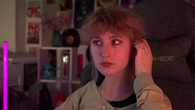 Snapshot of LuxRayi chatting on 12/22/24, 05:56 LuxRayi online show from 12/22/24, 05:56