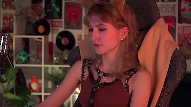 Snapshot of LuxRayi chatting on 12/23/24, 06:22 LuxRayi online show from 12/23/24, 06:22