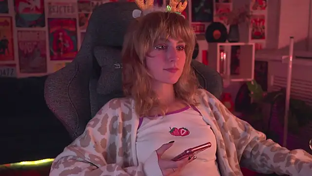 Snapshot of LuxRayi chatting on 12/25/24, 09:13 LuxRayi online show from 12/25/24, 09:13