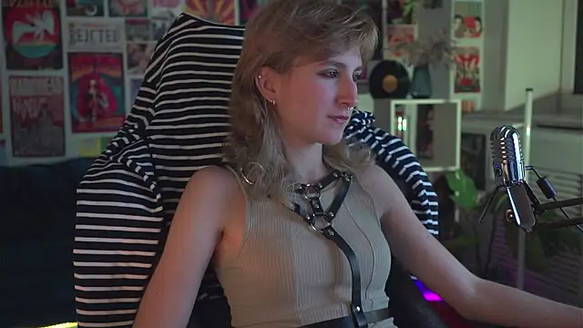 Snapshot of LuxRayi chatting on 12/26/24, 06:30 LuxRayi online show from 12/26/24, 06:30