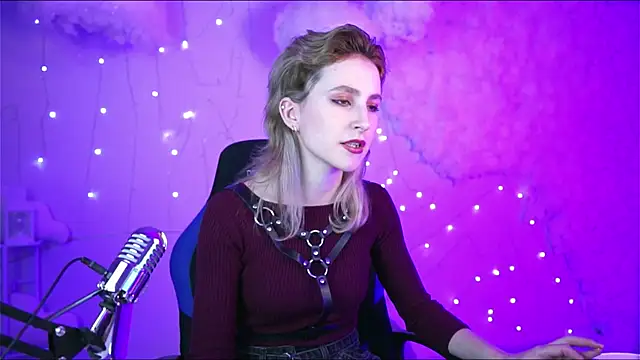 Snapshot of LuxRayi chatting on 01/05/25, 06:45 LuxRayi online show from 01/05/25, 06:45