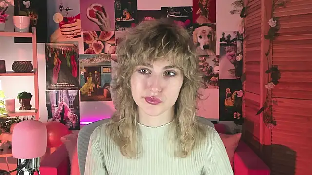 Snapshot of LuxRayi chatting on 01/08/25, 11:54 LuxRayi online show from 01/08/25, 11:54