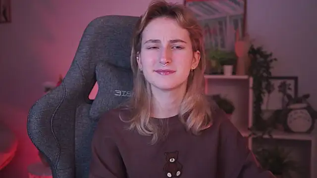 Snapshot of LuxRayi chatting on 01/13/25, 02:50 LuxRayi online show from 01/13/25, 02:50