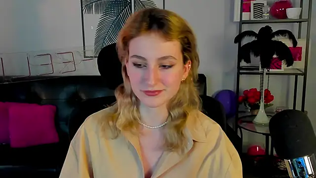 Snapshot of LuxRayi chatting on 01/25/25, 09:35 LuxRayi online show from 01/25/25, 09:35